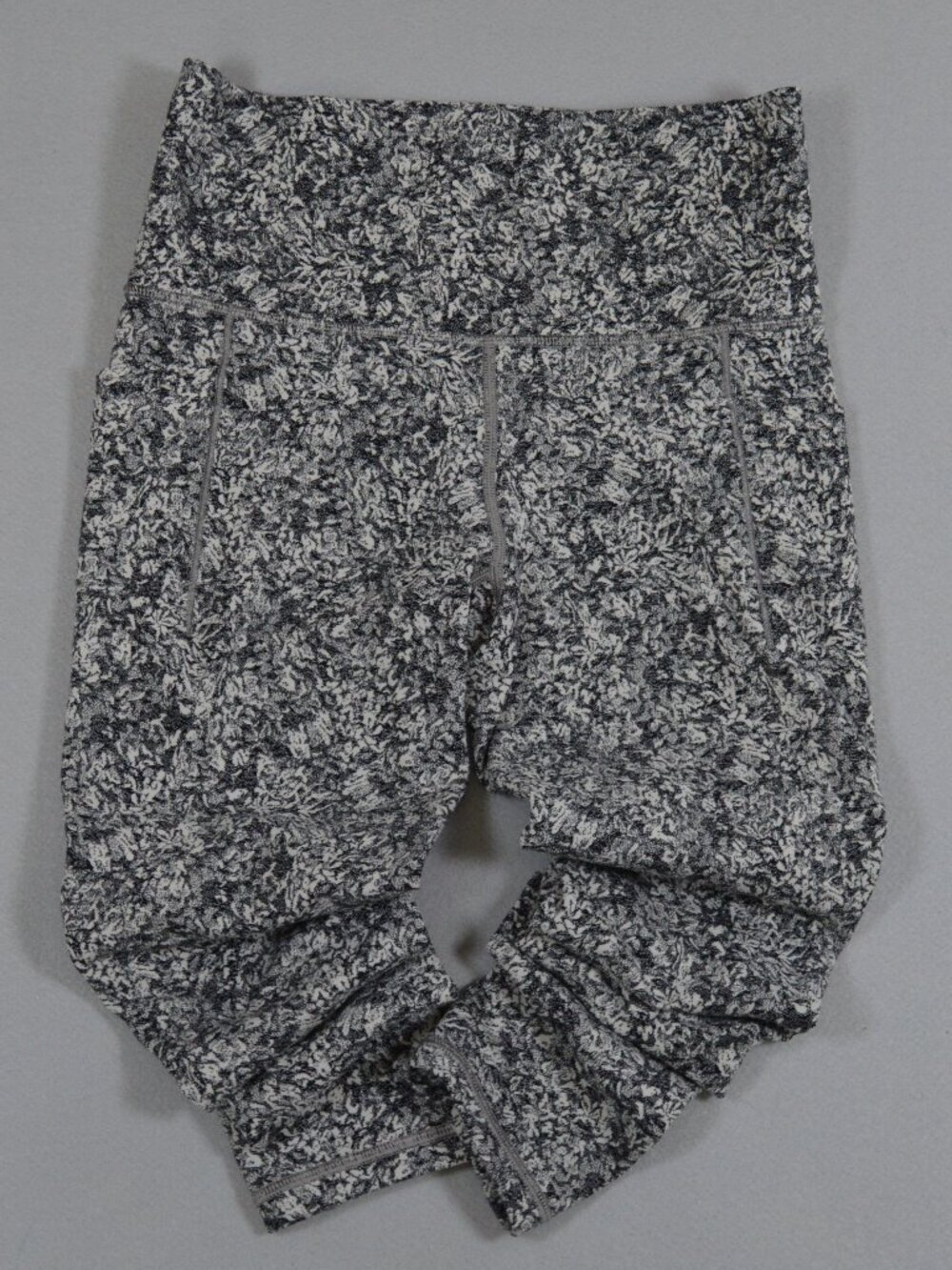 Athleta Salutation Stash Pocket II 7/8 Leggings XS Gray Black Printed High Rise